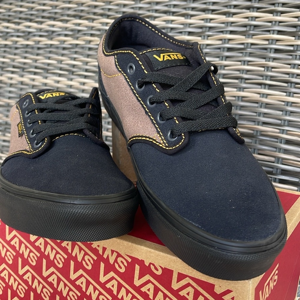 Vans Men’s Atwood
VN000CX8B29
Sneakers
Color: Outcore Phantom/Black - Picture 6 of 16